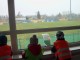Przedszkolaki oglądają otoczenie wogół obiektu sportowego.