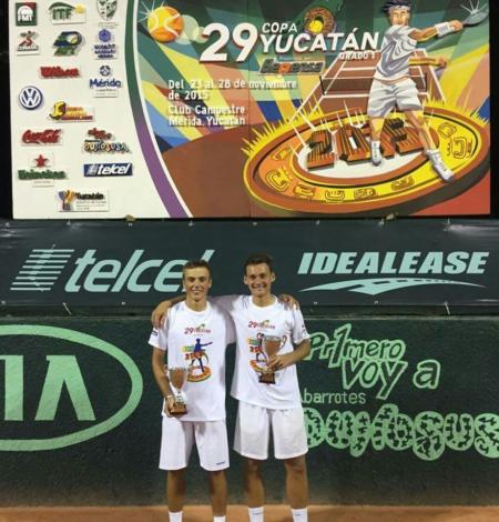 Deblowy Tytuł ITF U-18 XIX Jucatan Cup zdobyli Kacper Żuk (po lewej) i Piotr Matuszewski.