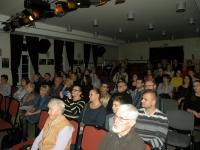 Publiczność podziwia spektakl „Pierwsza lepsza” na scenie w NOK-u.