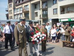 Kwiaty skadają - od lewej płk rez. Alfred Kabata, Roman Kaczorowski, kpt. w st. spocz. Andrzej Rak.