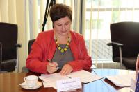 Dyrektor MiPBP podpisuje umowę na dofinansowanie termomodernizacj Miejskiej i Powiatowej Biblioteki Publicznej.