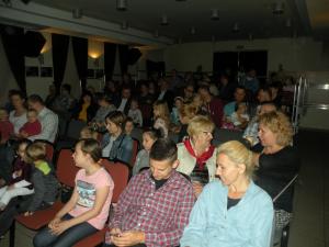 Publiczność przed przedstawieniem „Czerwone Kapturki” w wykonaniu Dziecięcego Teatrzyku „Wędrowniczek”.