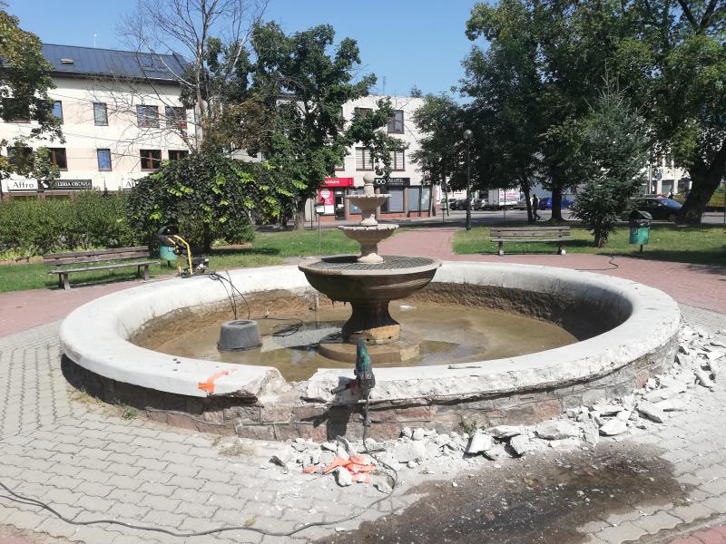 Zaczęły się prace przy fontannie na Skwerze Dobrogosta.