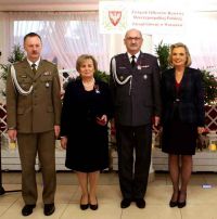 Odznaczeni Srebrnymi Krzyami Zasługi oraz płk A. Kabata (z lewej) i minister Anna M. Anders (z prawej).