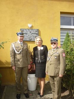 Płk A. Kabata, Anna M. Anders i ppłk. H. Marciniak przy tablicy pamiątkowej umieszczonej na budynku Andersówki.