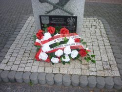 Wiązanka kwiatów pod pomnikiem Marszałka Józefa Piłsudskiego.