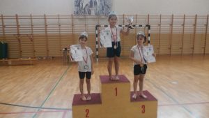 Na podium stoją: Jagoda Fidala - I miejsce, Iga Merda - II miejsce, Laura Danielewicz - III miejsce.