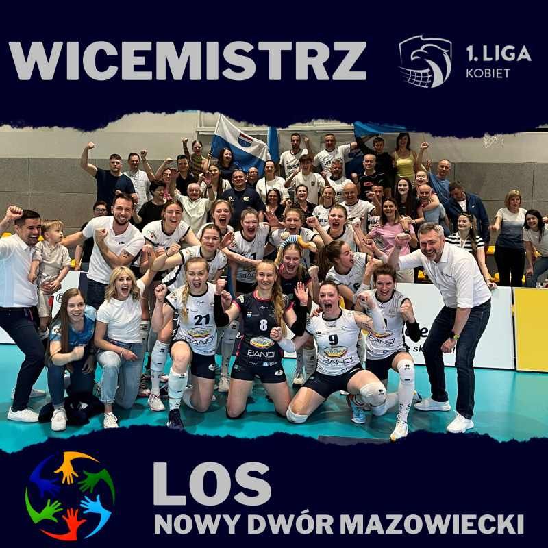 Siatkarki i trenerzy LOS Nowy Dwór Mazowieckim wraz z kibicami świętują zdobycie wicemistrzostwa 1. ligi kobiet.