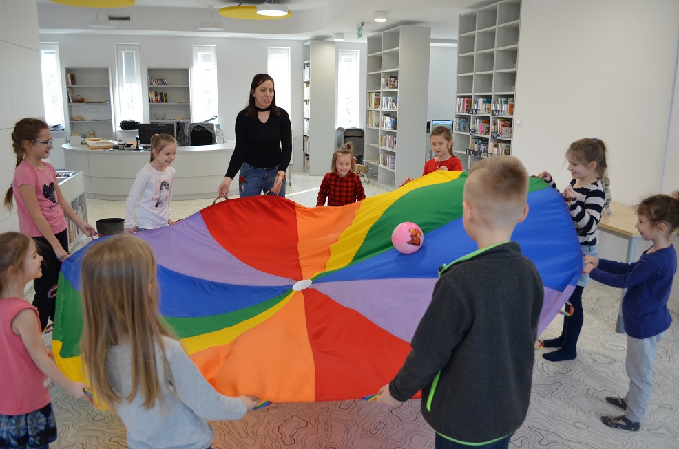 "Palcem po mapie" - tworzymy podróż naszych marzeń, zajęcia plastyczne w Oddziale dla Dzieci i Młodzieży, ul. Paderewskiego...