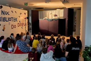 Dzieci oglądają przedstawienie w wykonaniu Teatru Igraszka pt. "Wiślana opowieść".