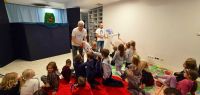 Aktorzy Teatru Igraszka pokazują dzieciom lalki, bohaterów spektaklu.