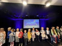 Dzieci dumnie prezentują zdobyte nagrody