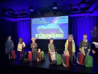 Dzieci odbierają upominki