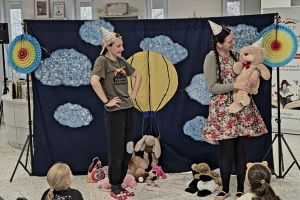 Dzieci oglądają spektakl pt. Miś ma przyjęcie dziś