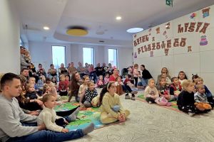 Dzieci oglądają spektakl