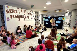 Dzieci oglądają teatrzyk.