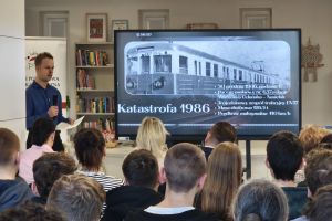 Uczestnicy wydarzenia słuchają wykładu Pana Pawła Górskiego poświęcony katastrofom kolejowym w Nowym Dworze Mazowieckim.