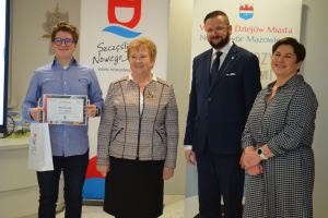 Wręczanie laureatom nagród podczas uroczystej gali podsumowującej projekt ,,Nowodworzanie – ślady przeszłości”.