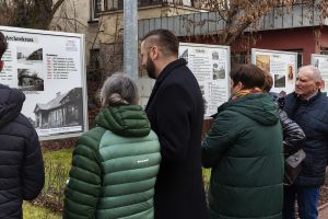 Uczestnicy gali oglądają nowo otwartą plenerową wystawę czasową.