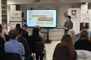 Dyrektor Biblioteki przemawia do zgromadzonej na uroczystości.