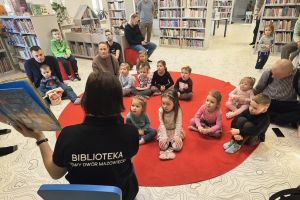 Dzieci słuchają zimowej opowieści