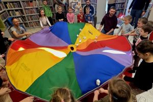 Zimowe zabawy z chustą Klanzy