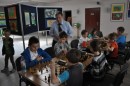 Dzieci przy szachownicach podczas turnieju Szach i Mat w NOK-u, w dn.09.05.2015 r.