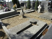 Mogiły wojenne na cmentarzu parafialnym przeznaczone do remontu (na drugim planie)