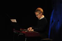 Koncert kolęd uczniów nauki gry na pianinie w klasie instrumentalnej Krzysztofa Stęchłego.