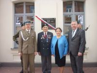 Przy tablicy pamiątkowej. Od lewej płk rez. Alfred Kabata, Roman Kaczorowski, Alicja Nojszewska - Rydlińska, Piotr Uliasz.