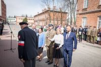 Tablicę pamiątkową odsłonił Roman Kaczorowski.