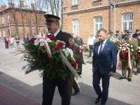 Kwiaty składa burmistrz Jacek Kowalski.