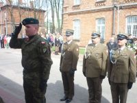 Kwiaty składa Dowódca Garnizonu Kazuń płk Robert Kamiński.