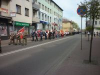 Przemarsz z kościoła na Skwer przed Urzędem Miejskim.