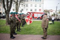 Dowódca kompanii honorowej składa meldunek dowódcy Garnizonu Kazuń - płk. Robertowi Kamińskiemu.