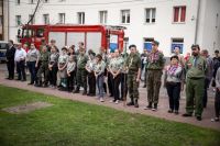 Harcerze podczas uroczystości posadzenia Katyńskiego Dębu Pamięci.