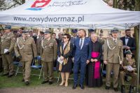 Zaproszeni goście i organizatorzy podczas posadzenia...