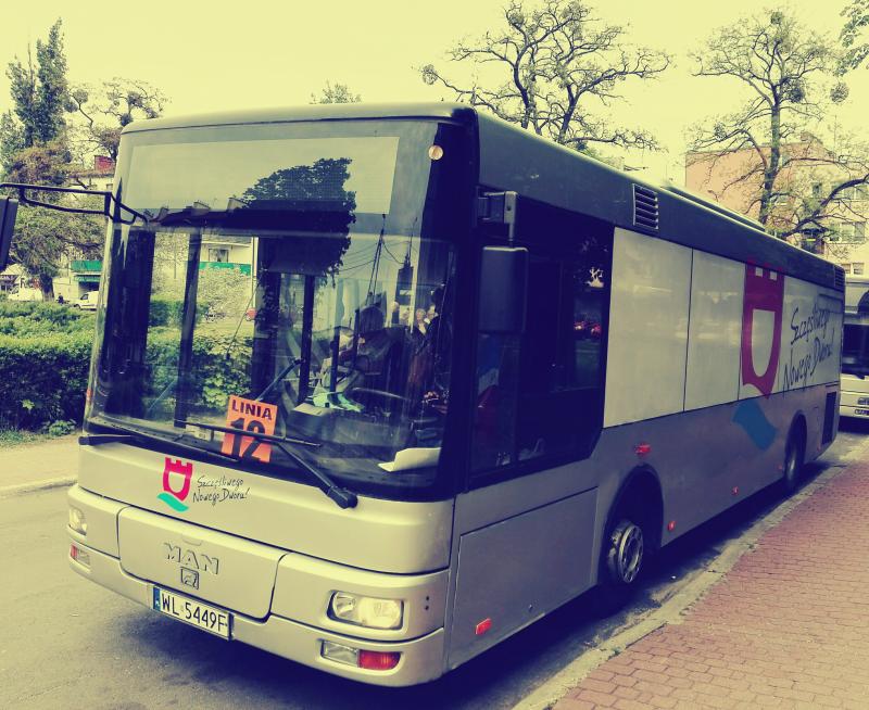 Autobus linii miejskiej z charakterystycznym oznakowaniem.