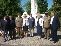 Z minister Anną Marią Anders przed Pomnikiem Bitwy o Monte...