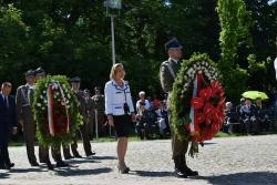 Kwiaty składa minister Anna Maria Anders.