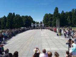 Uczestnicy uroczystości przed Grobem Nieznanego Żołnierza.