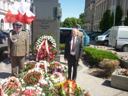 Kpt. J. Zajączkowski i Henryk Ruszczyk przed Pomnikiem Marszałka J. Piłsudskiego.