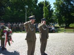 Płk A. Kabata i kpt. J. Zajączkowski po złożeniu kwiatów przed Pomnikiem Bitwy o Monte Cassino.