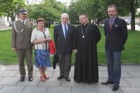 Płk rez. Alfred Kabata z biskupem Grzegorzem Rysiem i przedstawicielami łódzkiej Rodziny Katyńskiej.