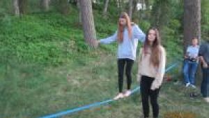 Slackline - chodzenie po linie.