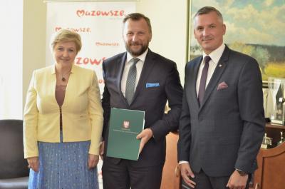 Burmistrz Jacek Kowalski z podpisaną umową.