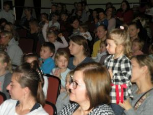 Publiczność podziwia spektakl pt. „Zimowa opowieść” w wykonaniu Teatru „Kuffer”.