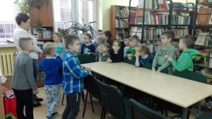 Dzieci z grupy 0a w bibliotece szkolnej.