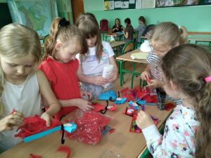 Zajęcia plastyczne w Szkole Podstawowej nr 1 w ramach programu „Nie nudzę się w szkole”.