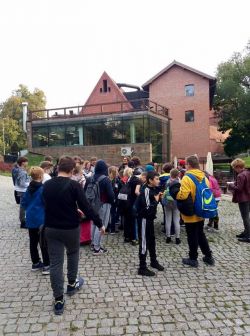 Uczniowie klas V ze Szkoły Podstawowej nr 1 na wycieczce w Olsztynie.